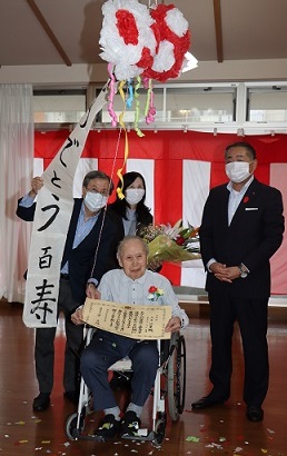 100歳のお祝いのため各ご家庭等を訪問する様子