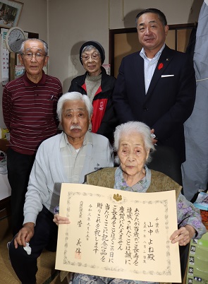 100歳のお祝いのため各ご家庭等を訪問する様子