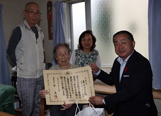 100歳のお祝いのため各ご家庭等を訪問する様子