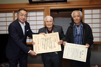 100歳のお祝いのためご家庭を訪問する様子