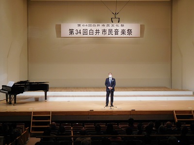市民音楽祭にてあいさつをする様子