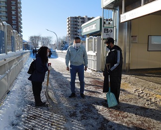 白井駅、西白井駅前の雪かき対応している市職員を激励する様子