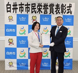 東京2020オリンピックウエイトリフティング女子59キログラム級で銅メダルを獲得した本市出身の安藤美希子選手に本市初となる市民栄誉賞を授与する様子