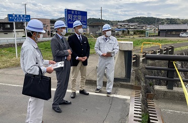 地震災害の被害状況を視察