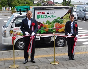 移動スーパーの前でテープカットを行う様子