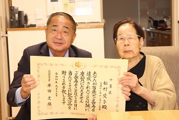 100歳のお祝い訪問の様子