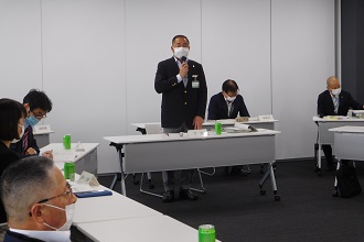 協議会にてあいさつをする様子