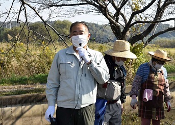 激励の言葉をかける様子