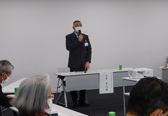 会議にてあいさつをする様子