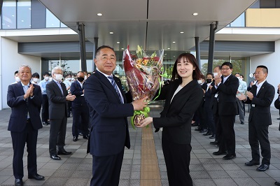 職員より花束を受け取る様子