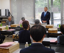 あいさつをする様子