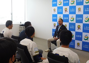 第54回日本少年野球選手権大会全国大会出場に伴う表敬訪問での様子