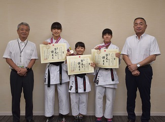 千葉県空手道選手権大会優勝者との記念撮影