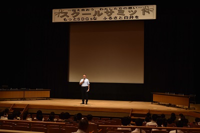 あいさつをする様子