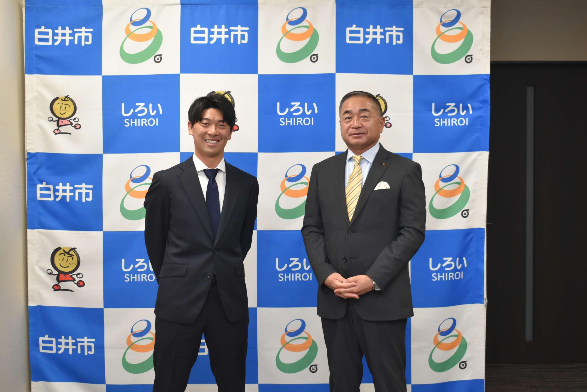 武藤選手表敬訪問での写真撮影