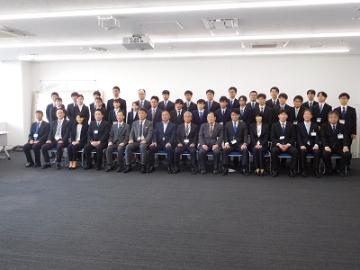 辞令交付式での記念撮影