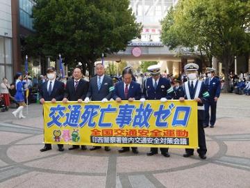 横断幕を掲げる様子