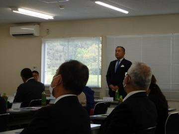 あいさつをする様子