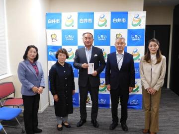 寄与贈呈式での記念撮影