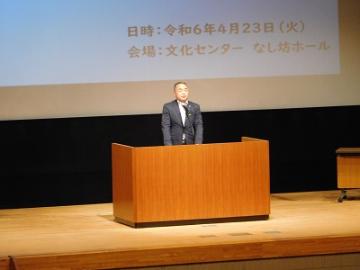 あいさつをする様子