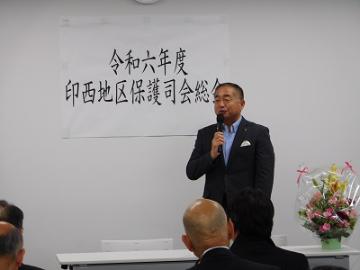 あいさつをする様子