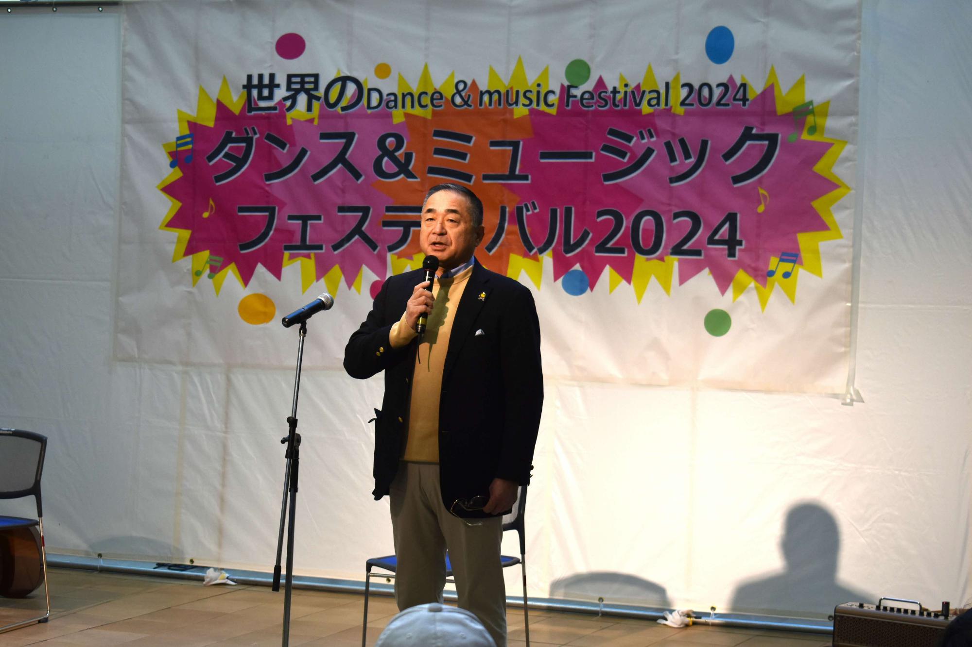 あいさつをする様子