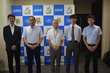 表敬訪問の際の記念撮影