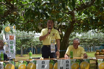 あいさつをする様子