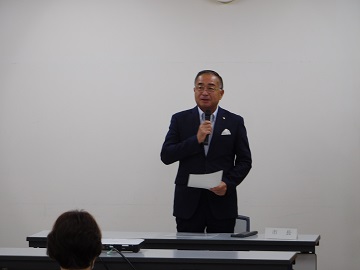 あいさつをする様子
