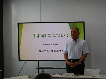 スライドを用いて平和教育についてお話をする様子