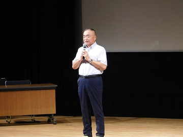 あいさつをする様子