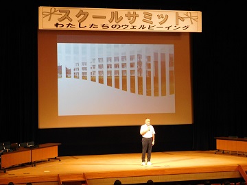 あいさつをする様子
