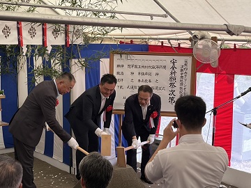 安全祈願祭での鍬入れの様子