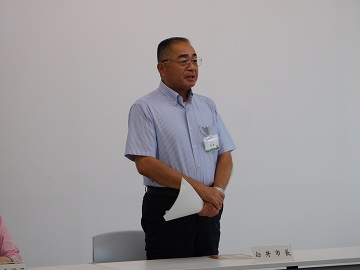 あいさつをする様子