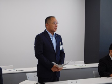 あいさつをする様子