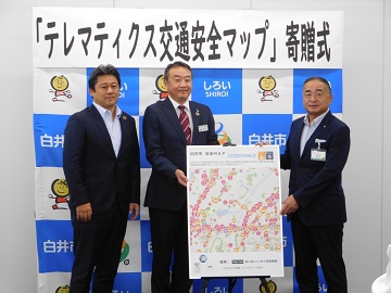 記念撮影をする様子