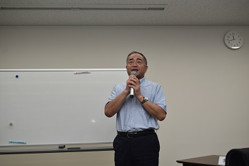 あいさつをする様子