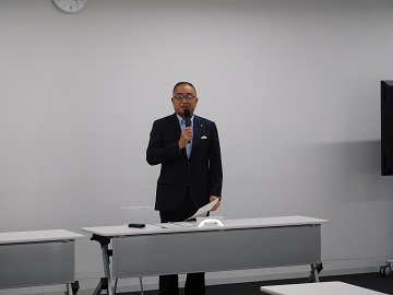 あいさつをする様子
