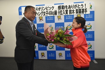 鈴木選手へ花束を渡す様子