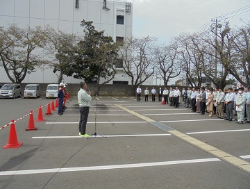 あいさつをする様子