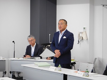 あいさつをする様子