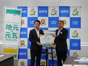目録贈呈式での記念撮影