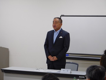 あいさつをする様子