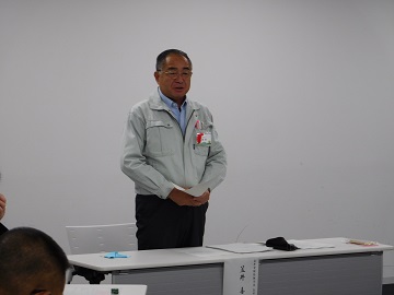 あいさつをする様子