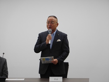 あいさつをする様子
