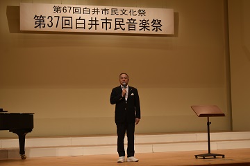 あいさつをする様子