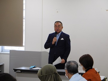 あいさつをする様子