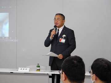 あいさつをする様子