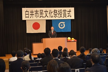 あいさつをする様子