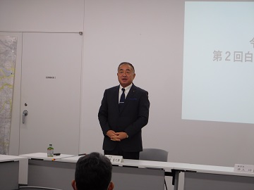 あいさつをする様子